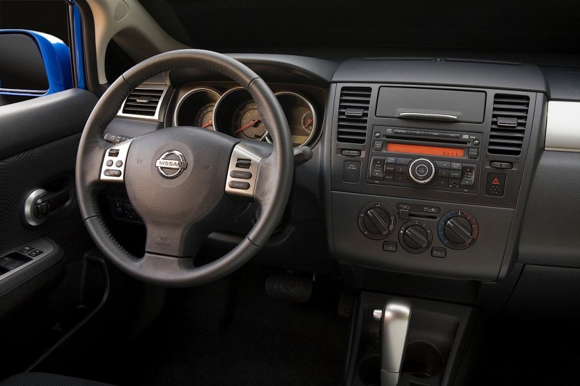 Ниссан Тиида 2008 салон