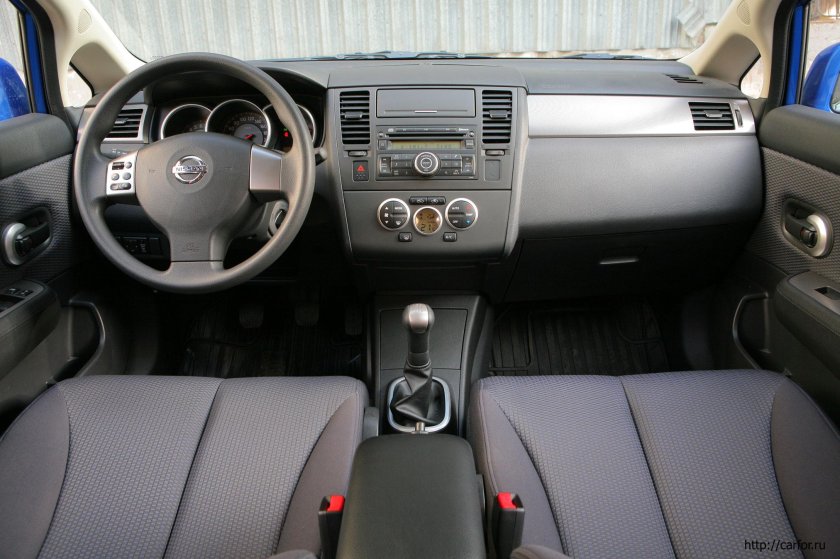 Nissan Tiida 2007 салон