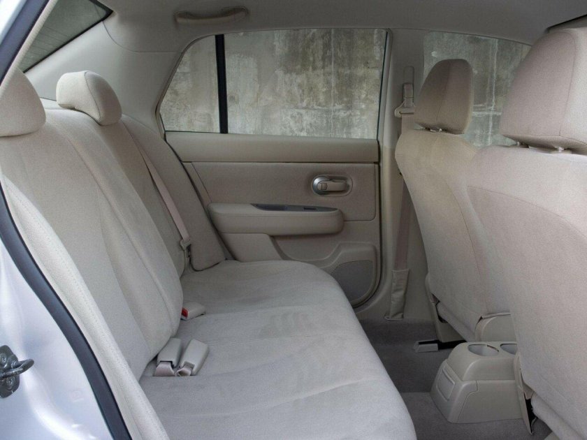 Nissan Tiida седан салон