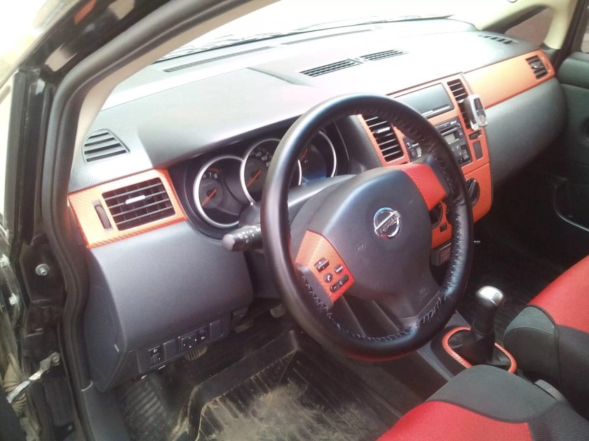 Nissan Tiida 2008 год с кожаным салоном