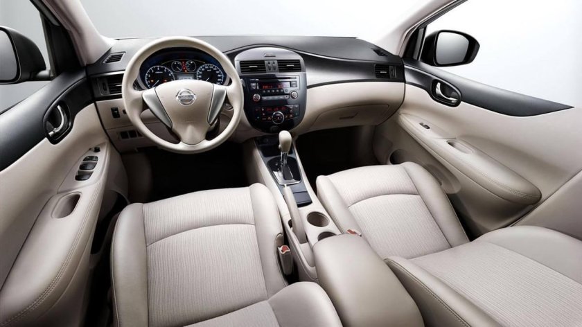 Ниссан Тиида 2011 салон