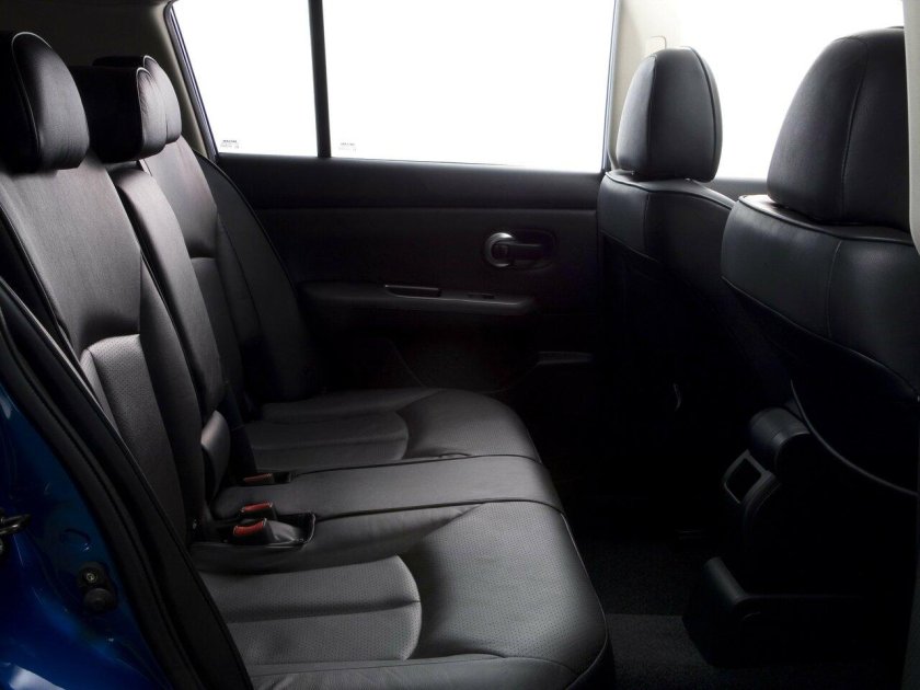 Ниссан Тиида 2010 седан салон