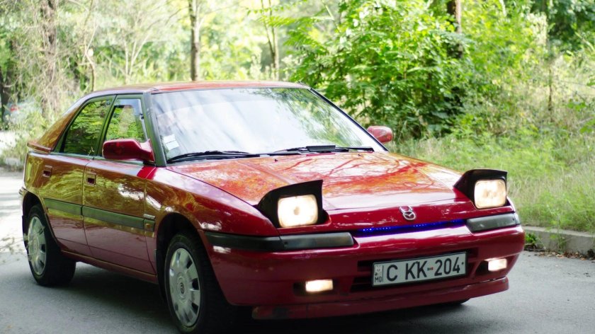 Mazda 323 с выдвижными фарами