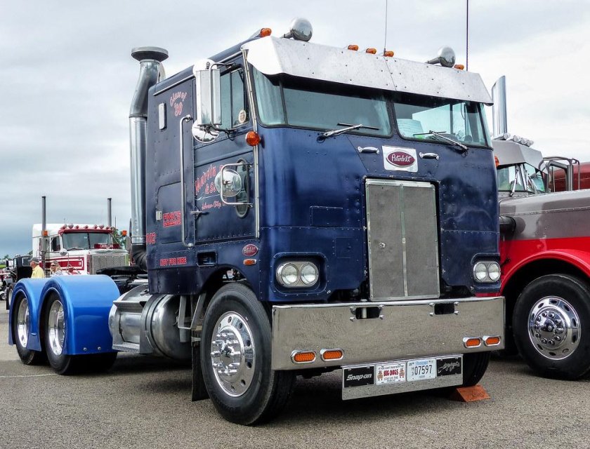 Бескапотный Петербилт 362