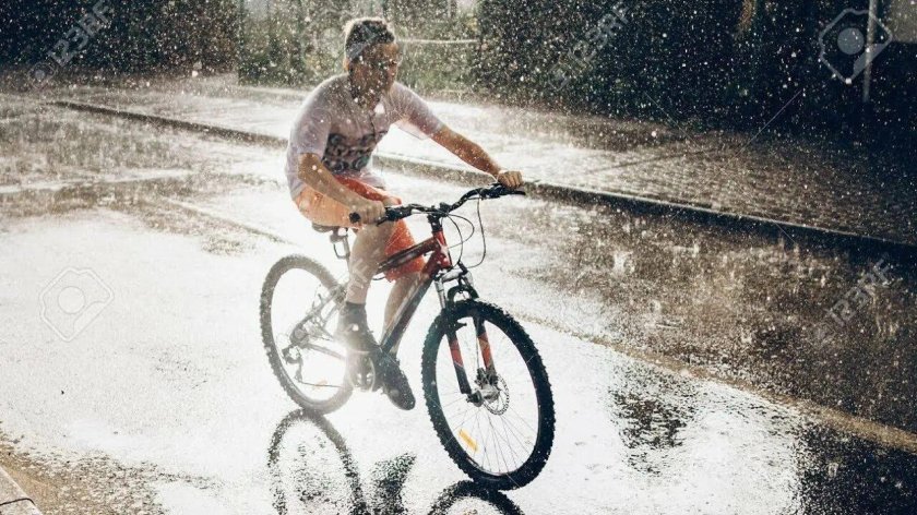 На велосипеде под дождем