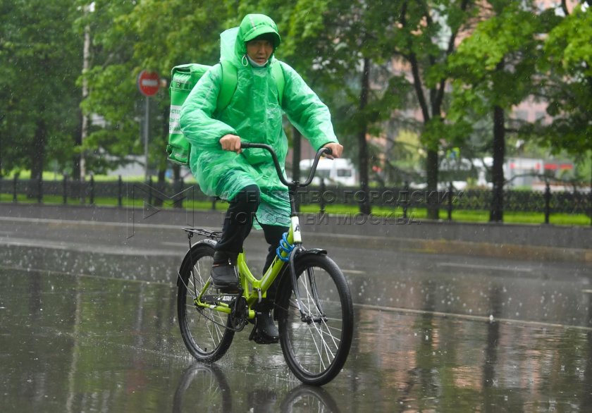 Курьер в дождь