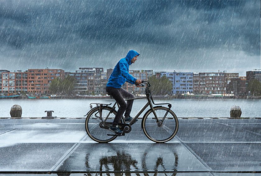 Велосипедист под дождем