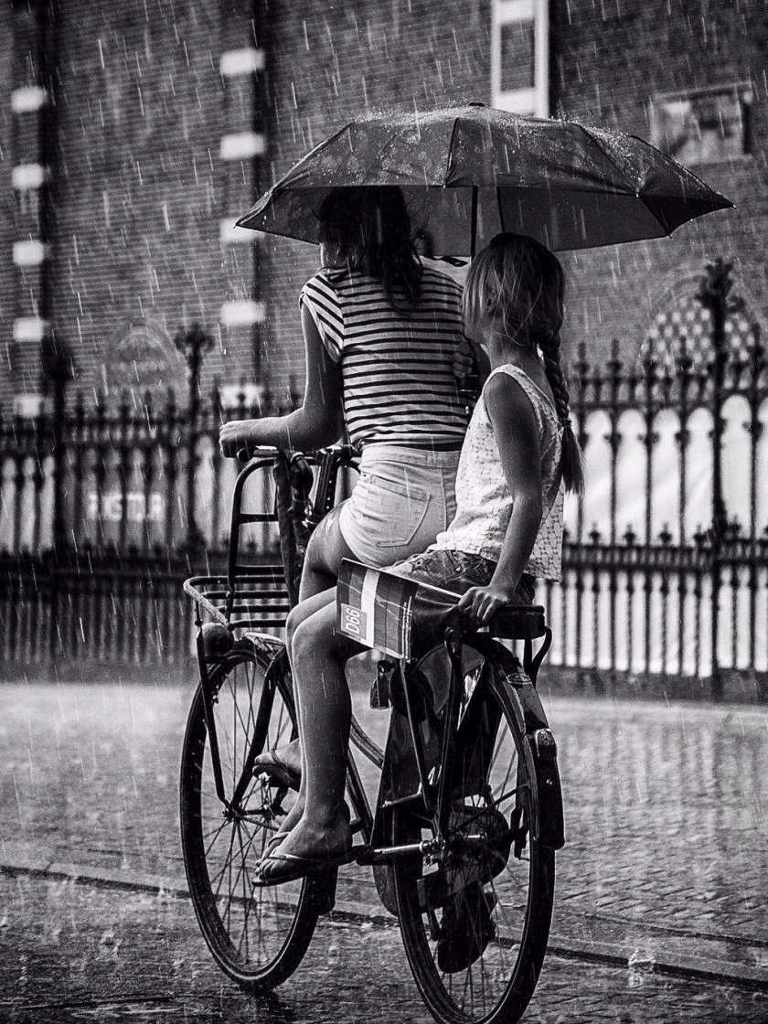 Велосипедист под дождем