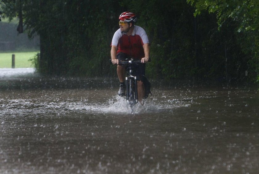 Велосипедист под дождем