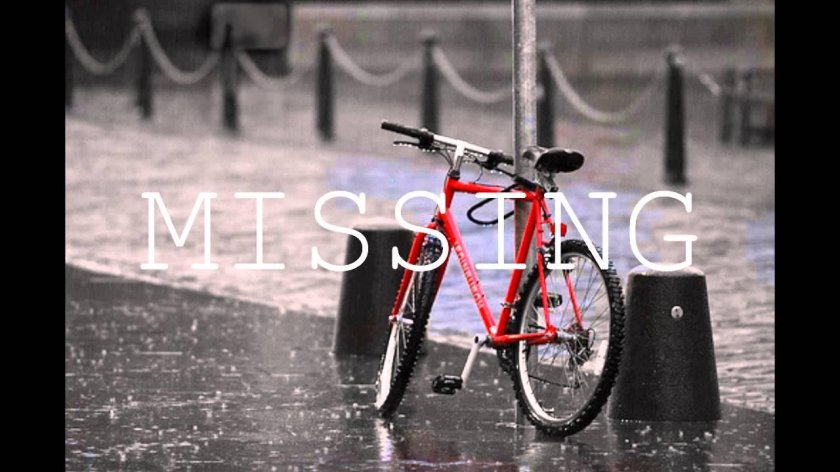 Велосипед лежит на траве