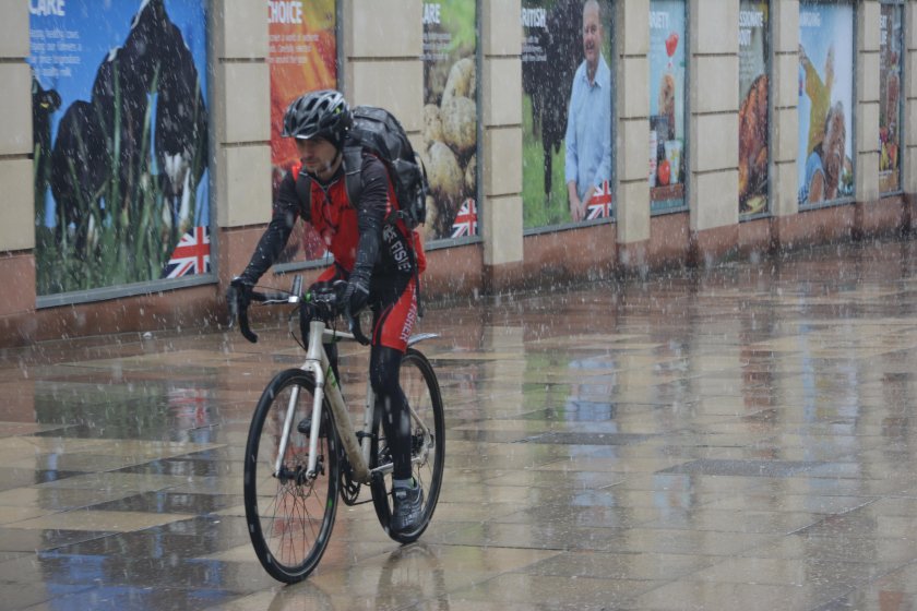 На велосипеде под дождем