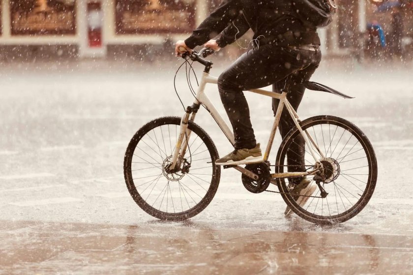 Промокший велосипедист