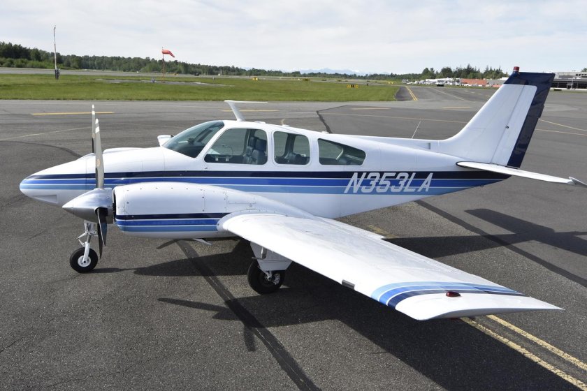 Самолет Барон 55 салон