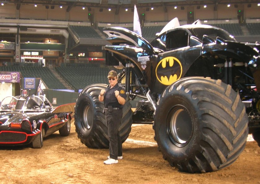 Бэтмобиль монстр трак