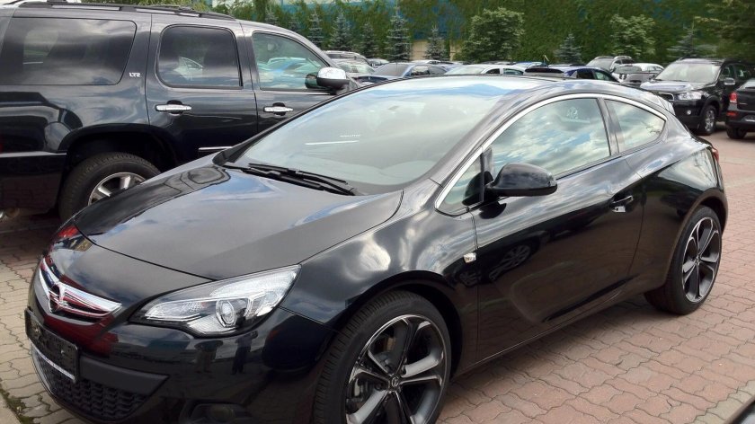 Opel Astra GTC панорама