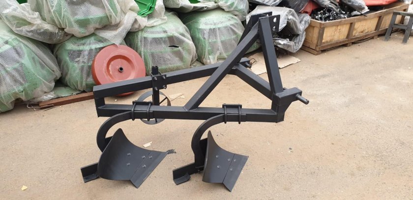 Плуг для минитрактора Русич т18