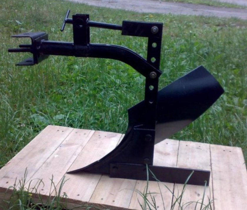 Плуг окучник для мотоблока Нева