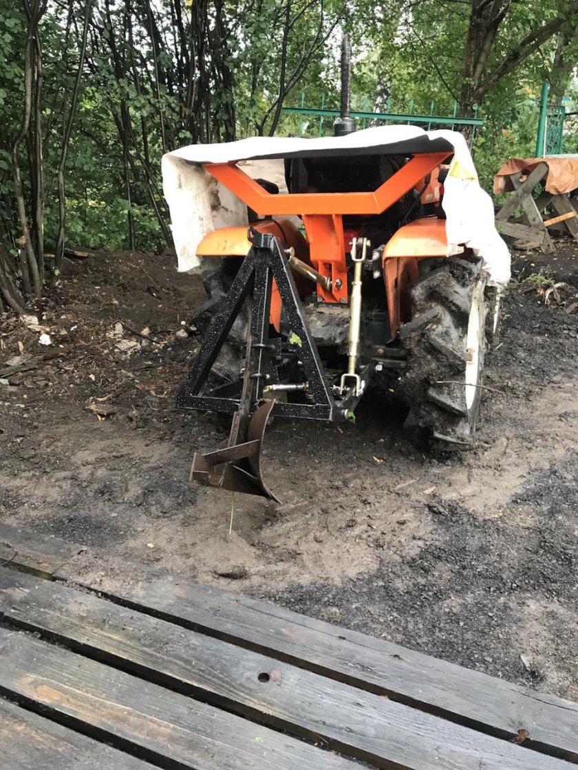 Минитрактор Кубота с плугом