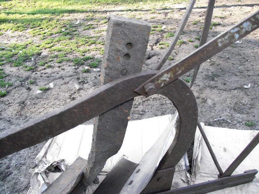 Грядили, стойки корпусов плуга (9