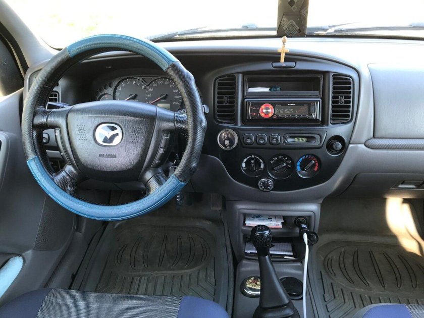 Салон Mazda Tribute 2003