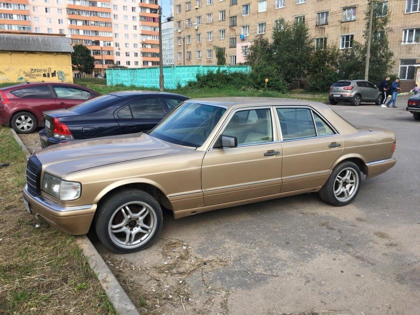 Мерседес 126 золотистый