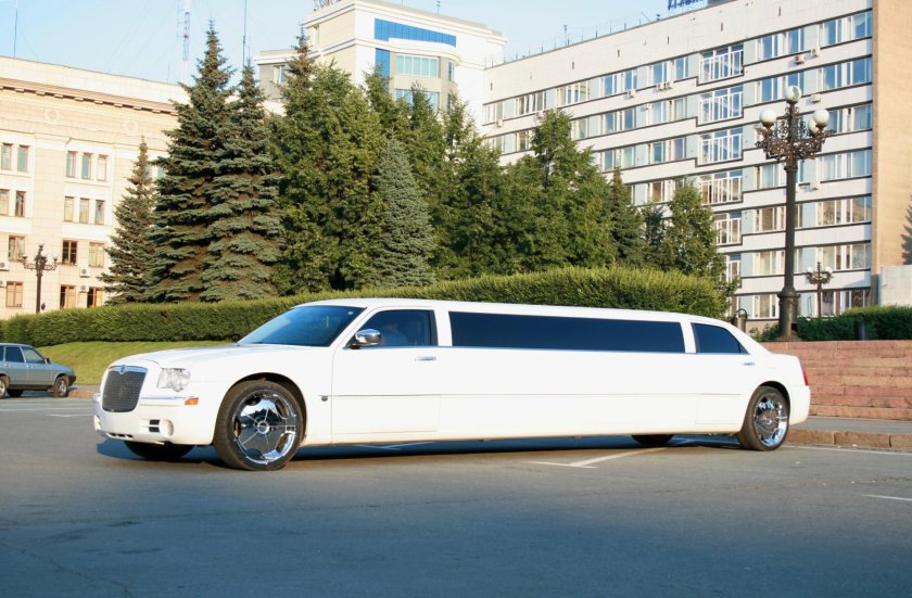 Крайслер 300с лимузин белый
