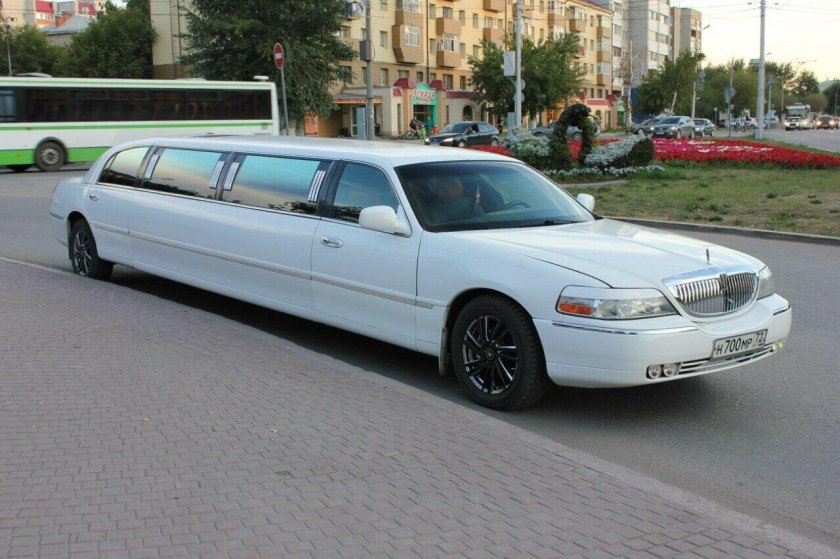 Линкольн Таун кар лимузин 2000