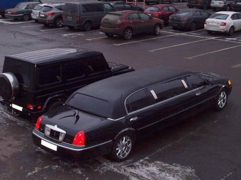 Золотой Линкольн лимузин