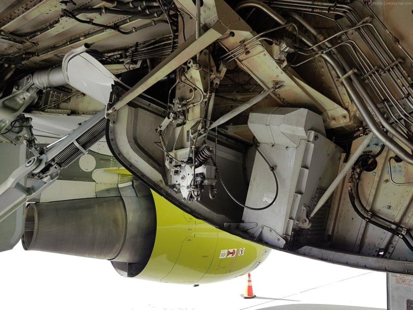 Ниши шасси Су-25