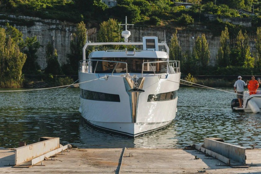 Стальная моторная яхта «Борей-24»