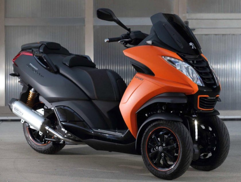 Скутер Пежо три колеса