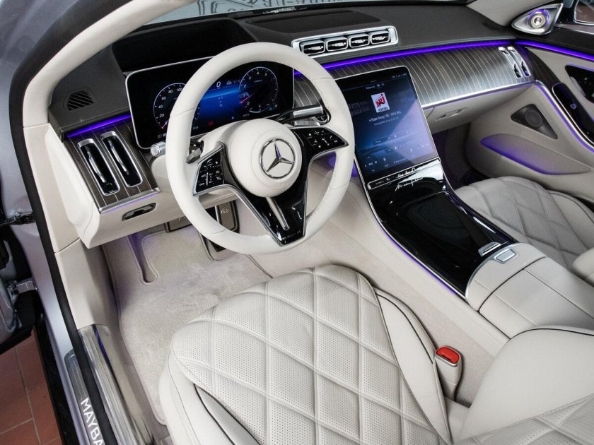 Мерседес Майбах 2022 салон