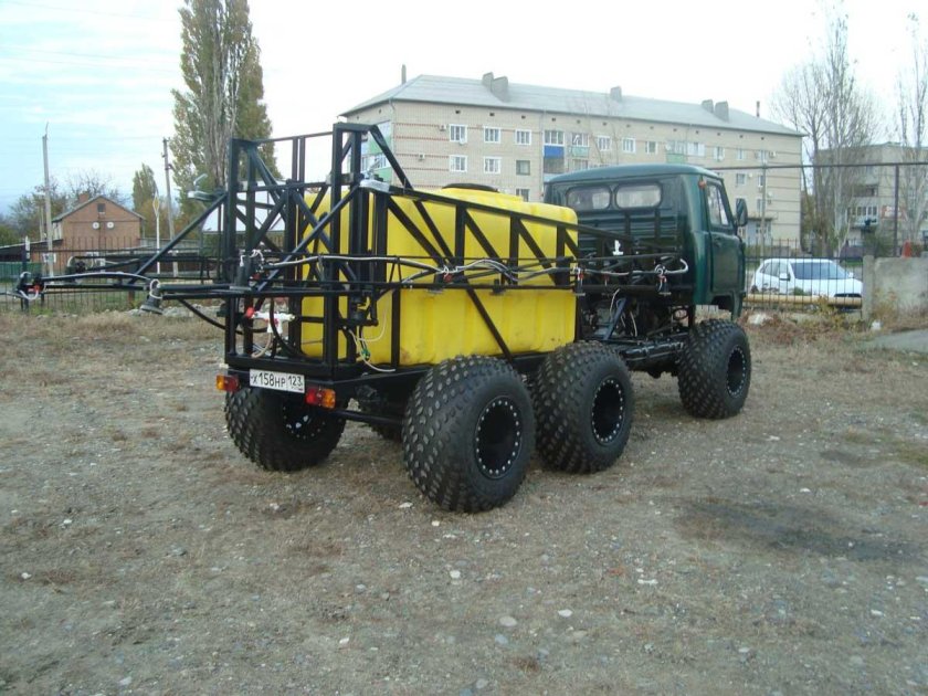 Самоходный опрыскиватель УАЗ