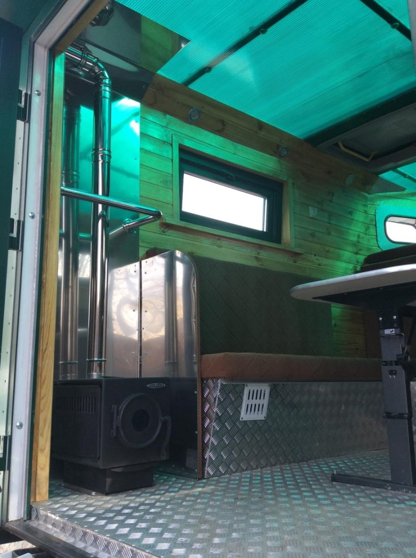 Гусеничный вездеход автодом