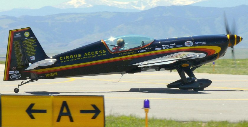 Пилотажный самолет Экстра 300с