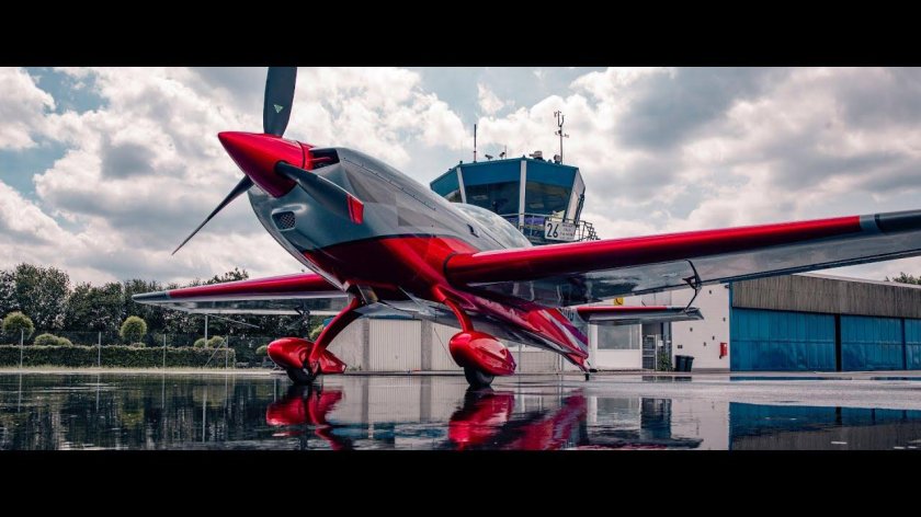 Самолет Extra 300l