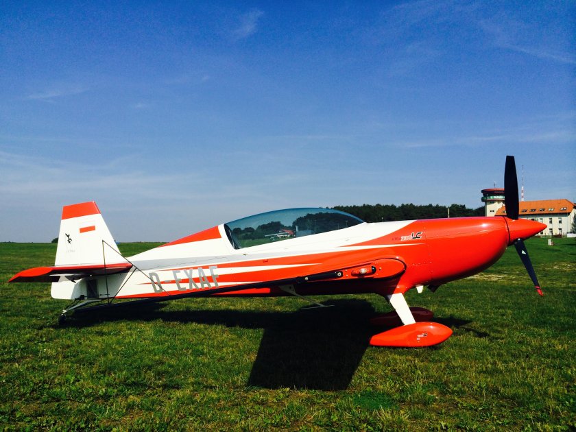Extra 330 самолет