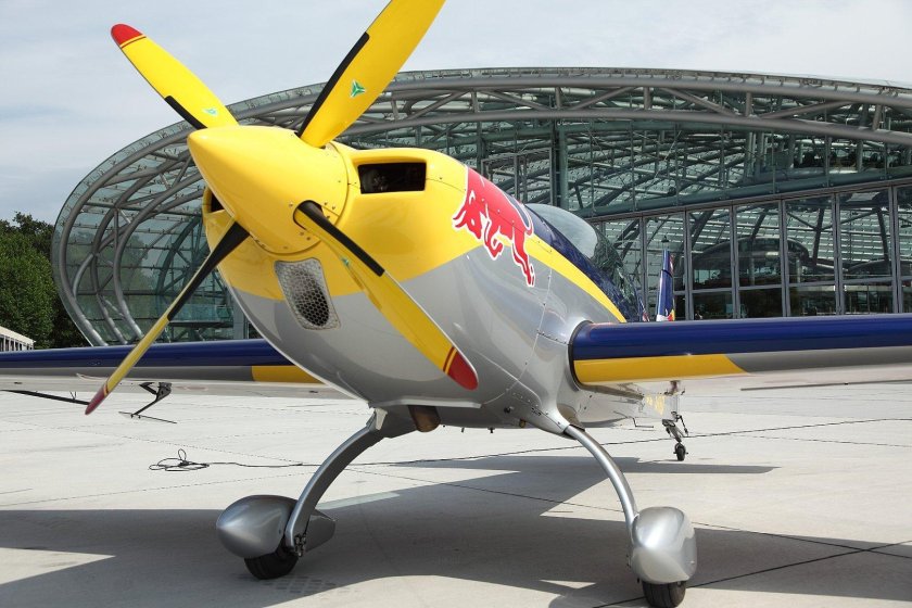 Самолет Extra 300l