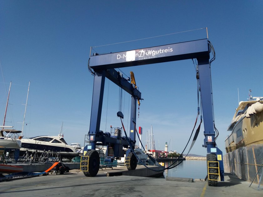 Подъем яхты краном