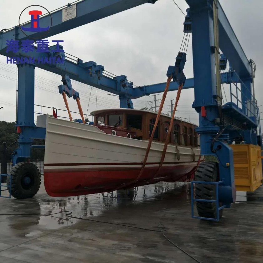 Подъем яхты краном