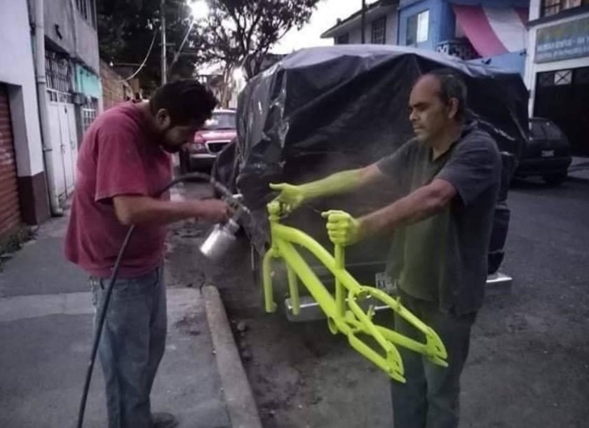 Красит велосипед в руках