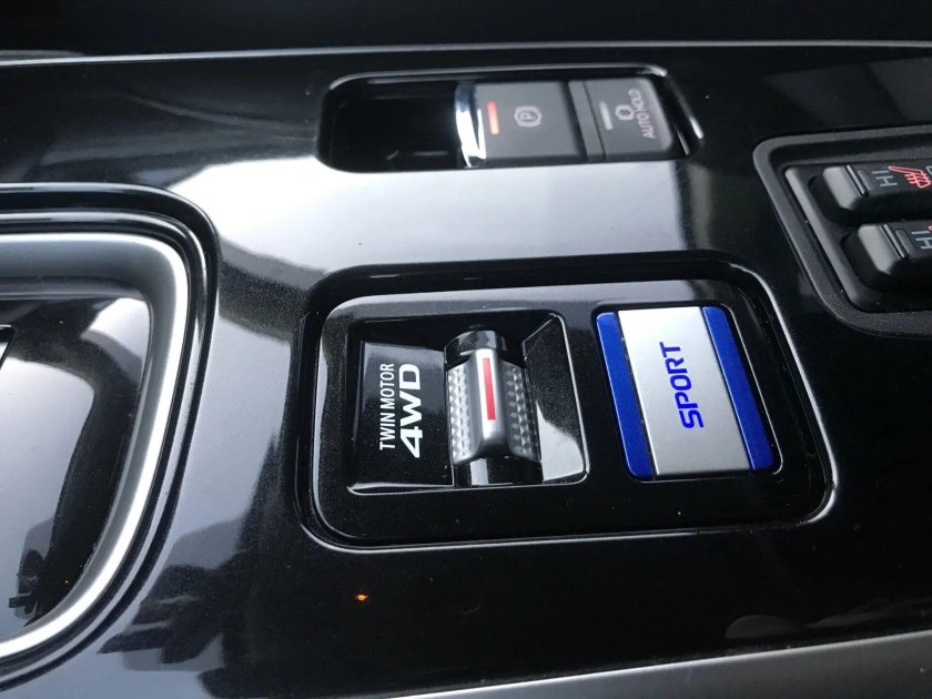 Кнопки на Mitsubishi Outlander PHEV