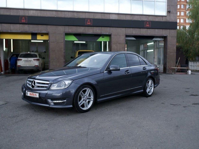 Серый мерс седан 2012