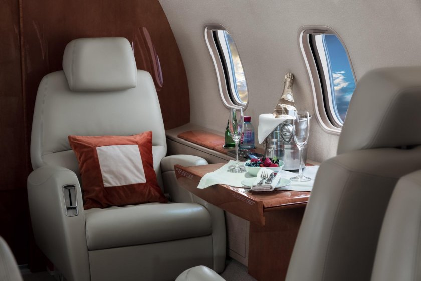 Самолет бизнес Джет салон