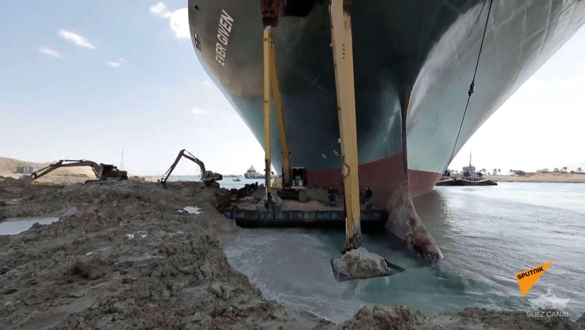 Корабль в Суэцком канале сел на мель