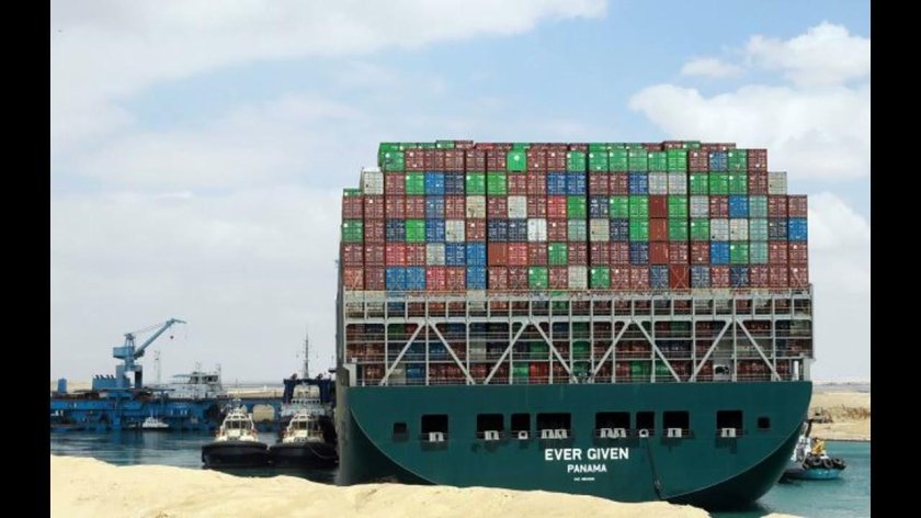 Контейнеровоз Evergreen в Суэцком канале