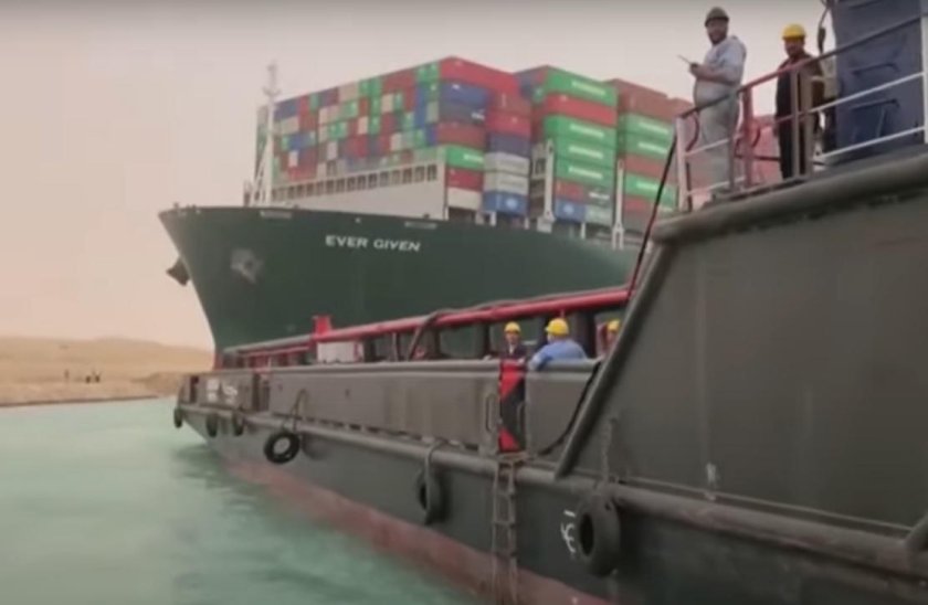 Танкер сел на мель в Суэцком канале