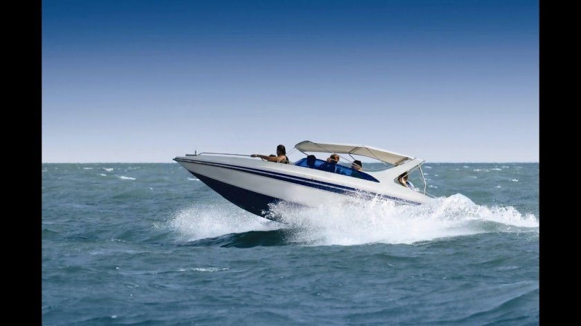 Катер прыгает по волнам