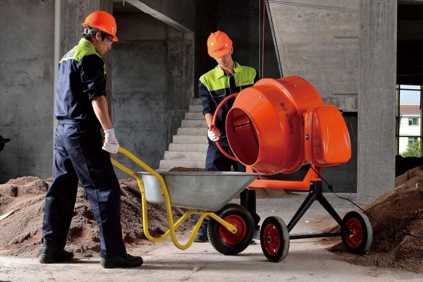 Бетономешалка на стройке