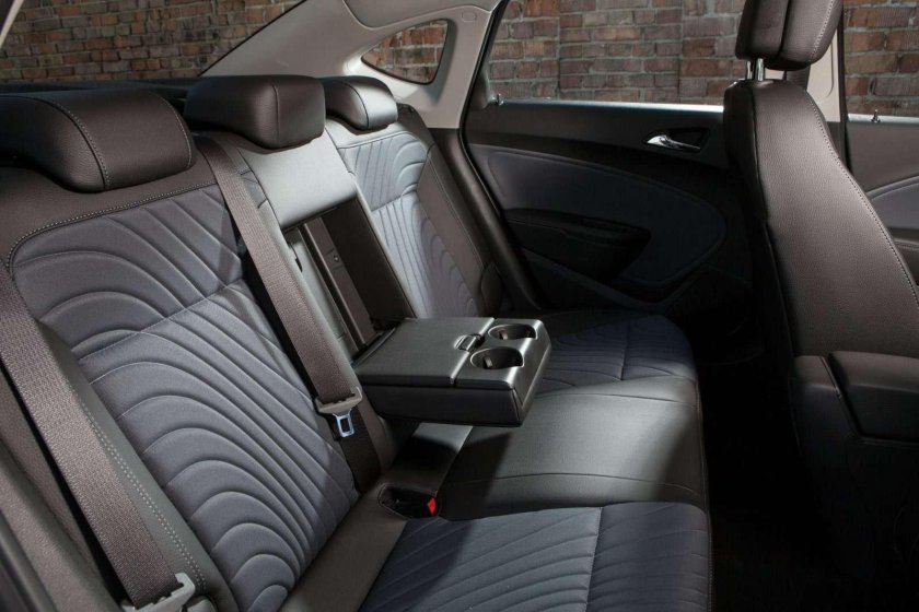 Опель Астра салон сзади